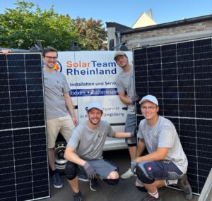 Solarteam Rheinland bei Montage einer Solaranlage