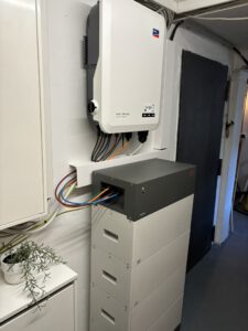 SMA Hybridwechselrichter und BYD Batteriespeicher