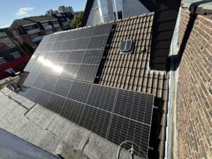 Dachansicht rechts von einer Solaranlage in Köln