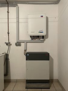 SMA Hybridwechselrichter und BYD Batteriespeicher