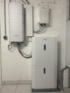 SolarEdge Hybridwechselrichter, Batteriespeicher und Ersatzstrombox